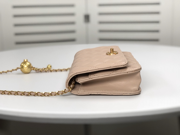 シャネルバッグ背面デザイン